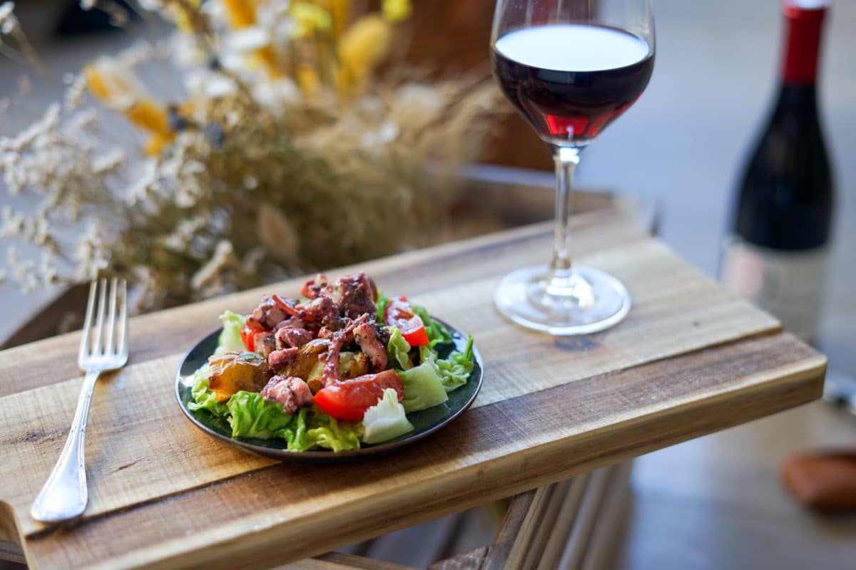 vin rouge et poisson grillé