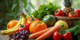 Assortiment coloré de fruits et légumes frais sur une table en bois