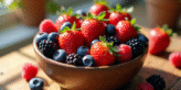 Assortiment de fruits rouges dans un bol rustique