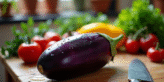 Aubergine fraîche lavée avec gouttes d'eau sur une table en bois rustique