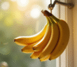 Bananes mûres suspendues dans la cuisine sous lumière naturelle
