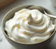 Bol de creme fouettee avec pics fermes et lumiere naturelle