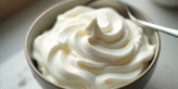 Bol de creme fouettee avec pics fermes et lumiere naturelle