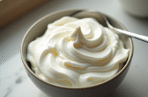 Bol de creme fouettee avec pics fermes et lumiere naturelle