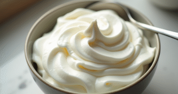 Bol de creme fouettee avec pics fermes et lumiere naturelle