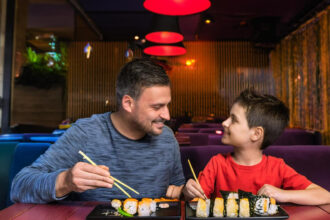Comment identifier un restaurant sushi avec un service client adapté aux familles ?