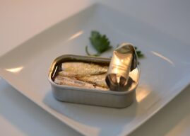 Comment préparer une salade originale avec des sardines en conserve