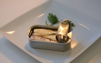Comment préparer une salade originale avec des sardines en conserve