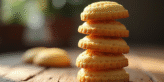 Gros plan sur des madeleines dorées sur une table en bois
