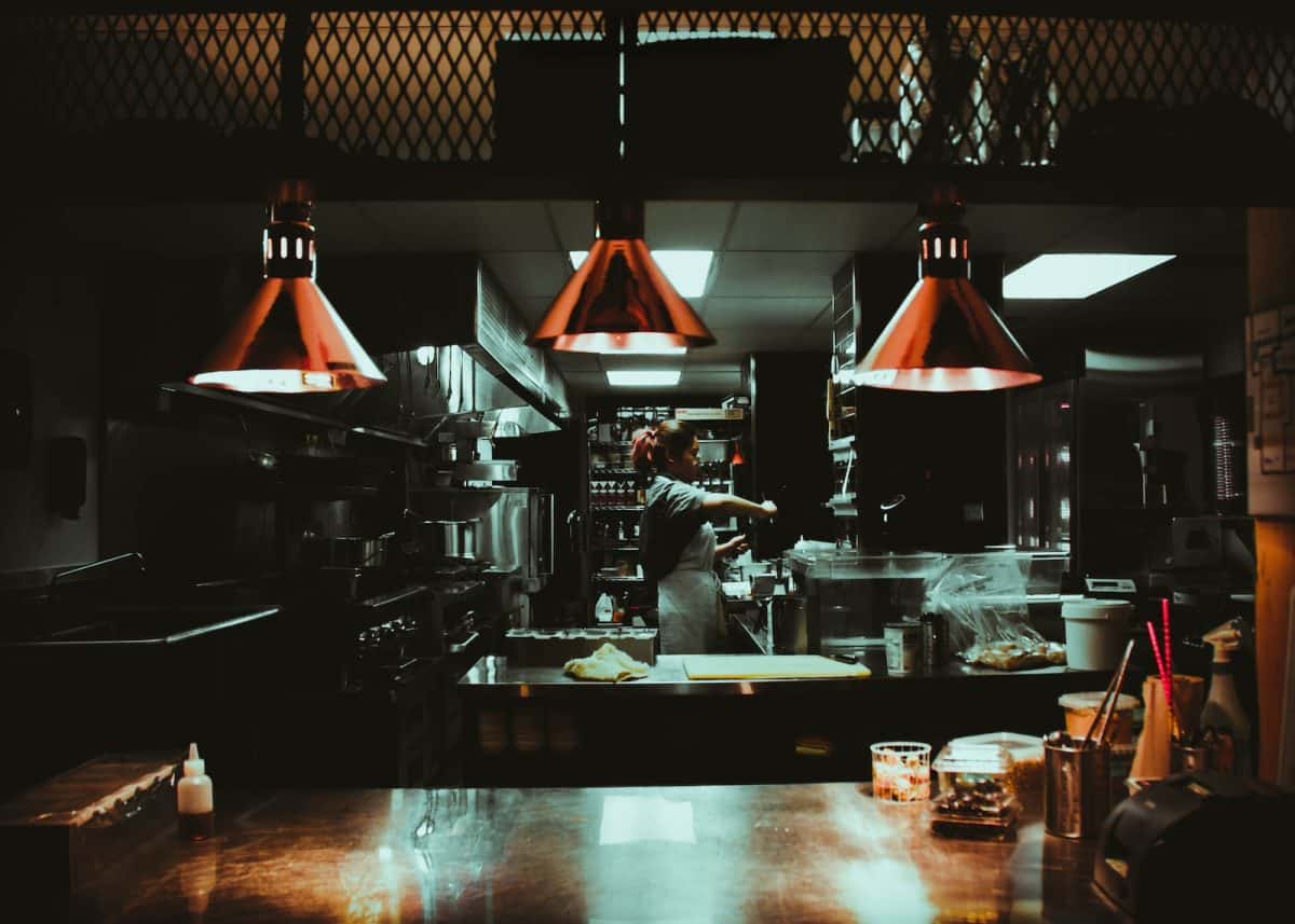 Comment gagner du temps en cuisine : les avantages d'un matériel professionnel