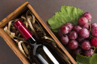 Offrir du vin : pourquoi le coffret reste le cadeau qui ne déçoit pas ?