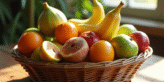 Panier de fruits rares commençant par I sur table en bois