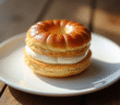Gâteau ParisBrest frais sur une assiette en céramique