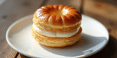 Gâteau ParisBrest frais sur une assiette en céramique