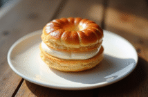 Gâteau ParisBrest frais sur une assiette en céramique