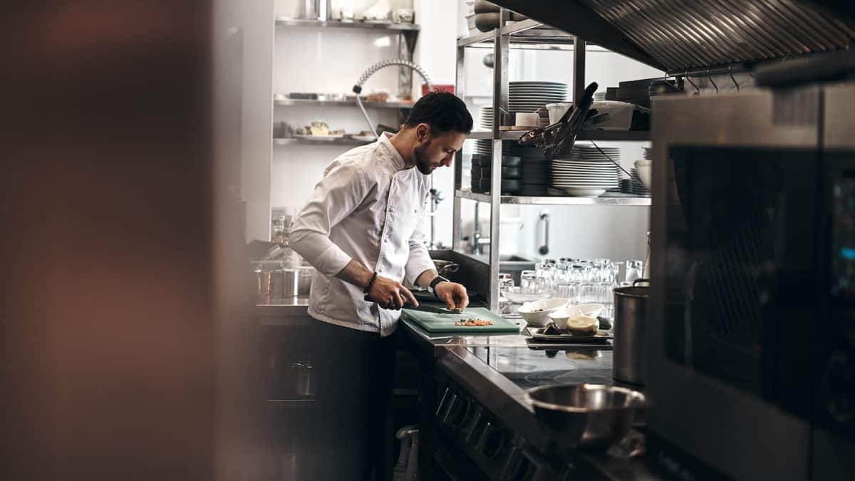 Comment gagner du temps en cuisine : les avantages d'un matériel professionnel